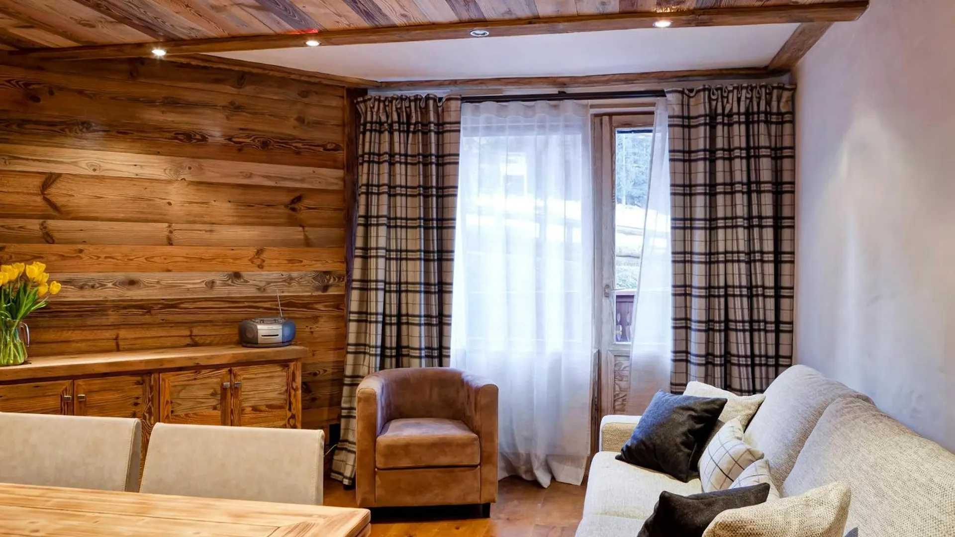 Appartement De Standing Au Centre De Courchevel 1850, En Bord De Piste Et Avec Terrasse - Fr-1-514-35