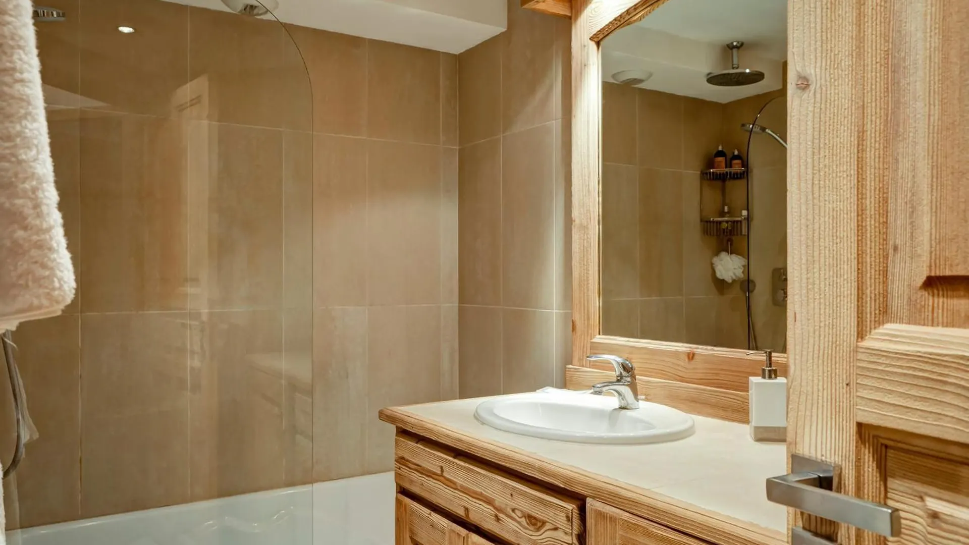 Appartement De Standing Au Centre De Courchevel 1850, En Bord De Piste Et Avec Terrasse - Fr-1-514-35 0*,  프랑스